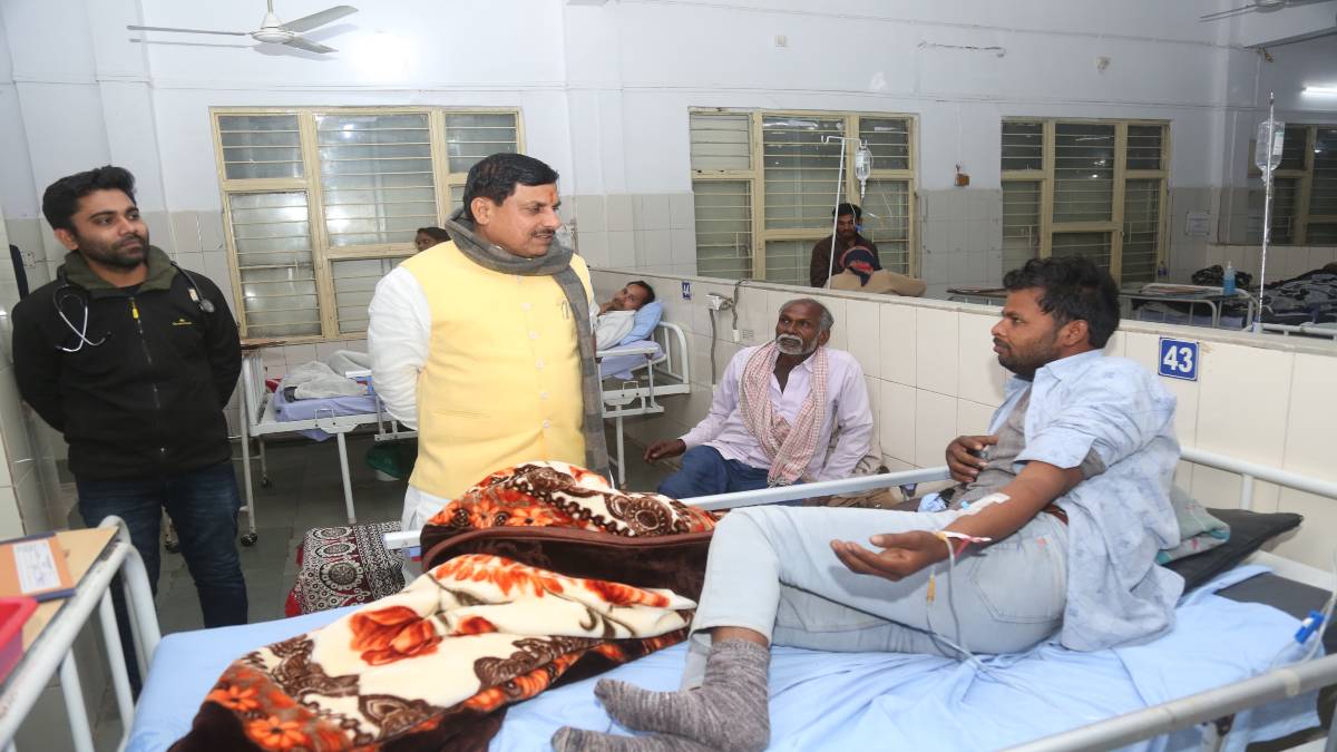 देर रात कैंसर अस्पताल पहुंचे CM डॉ मोहन: मरीजों का जाना हालचाल, आर्थिक रूप से कमजोर परिवार को मदद का दिलाया भरोसा