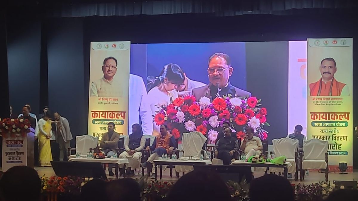 JNM चिकित्सा महाविद्यालय कायाकल्प पुरस्कार समारोह: CM साय ने उत्कृष्ट कार्य करने वाले अस्पतालों और स्वास्थ्य कर्मियों को किया पुरस्कृत, कहा- “मैं भगवान के बाद चिकित्सकों को दूसरे नंबर का दर्जा को देता हूं “