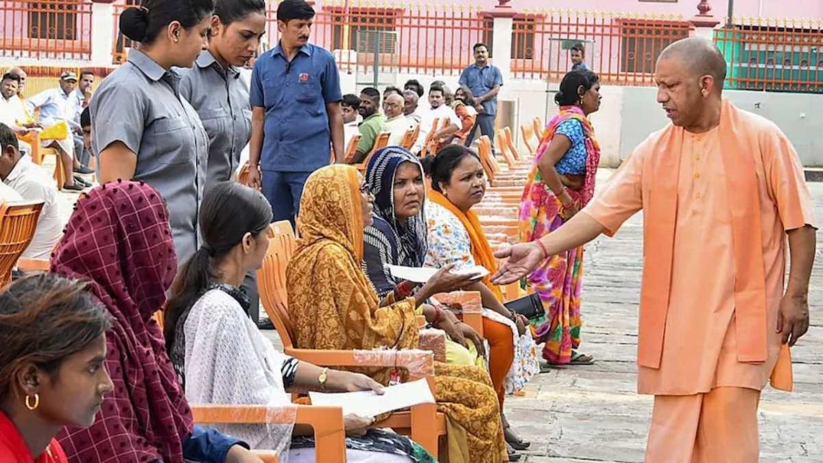 सीएम योगी ने गोरखनाथ मंदिर में लगाया जनता दरबार, 150 लोगों की सुनी समस्याएं