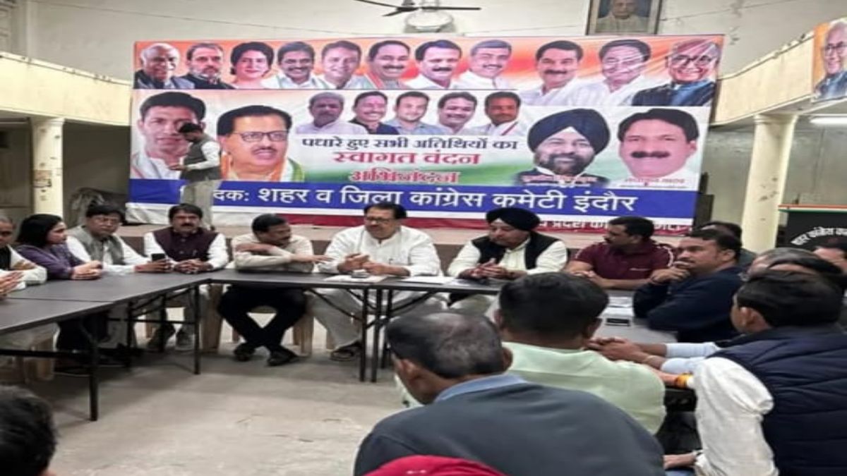 MP कांग्रेस में फिर गुटबाजी आई सामने: बैठक में लगे पोस्टर से नेता प्रतिपक्ष उमंग सिंघार और हेमंत कटारे की फोटो गायब 