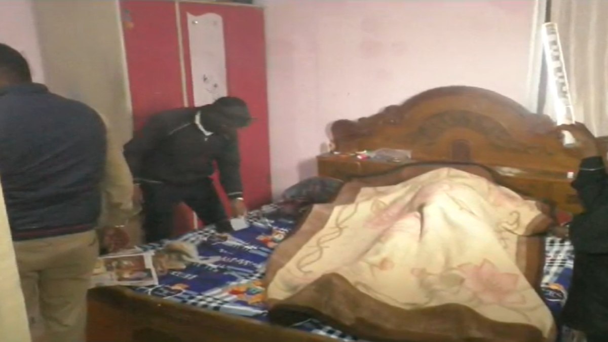 CG Crime : बच्चों के साथ पत्नी गई थी मायके, इधर पति का हो गया मर्डर, बिस्तर में खून से लथपथ मिली लाश…