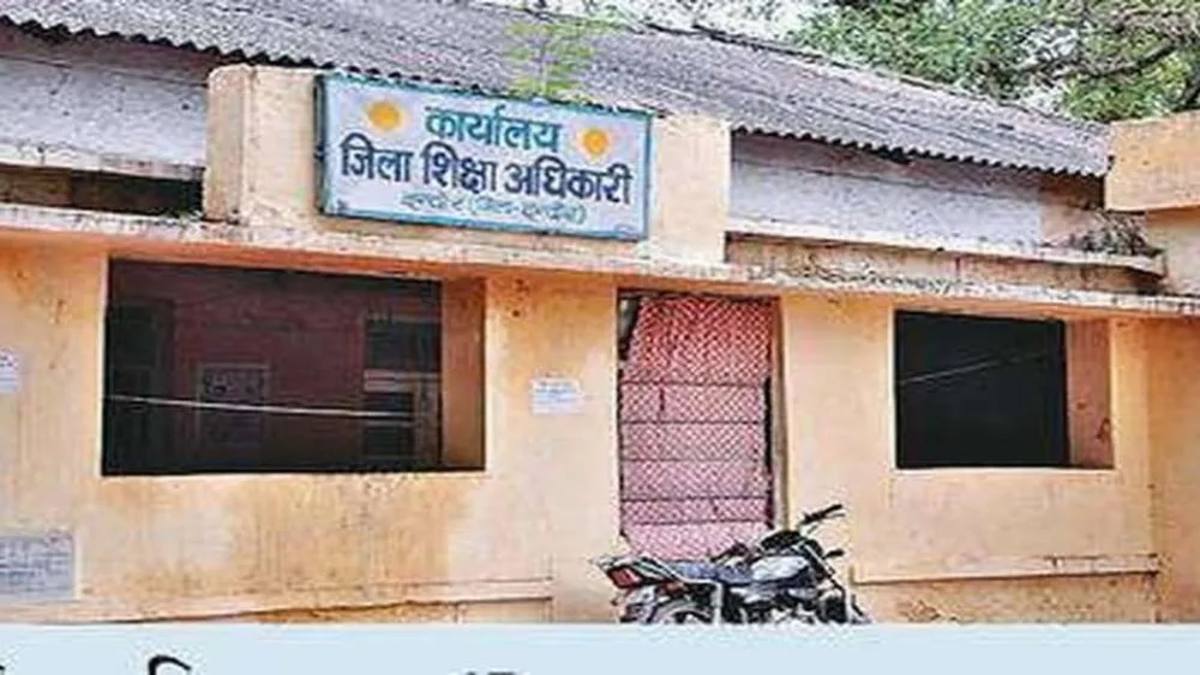 जिला शिक्षा अधिकारी कार्यालय से दस्तावेज की चोरी: 2 दिन पहले हाईकोर्ट के निर्देश पर DEO को किया था सस्पेंड, पुलिस जांच में जुटी