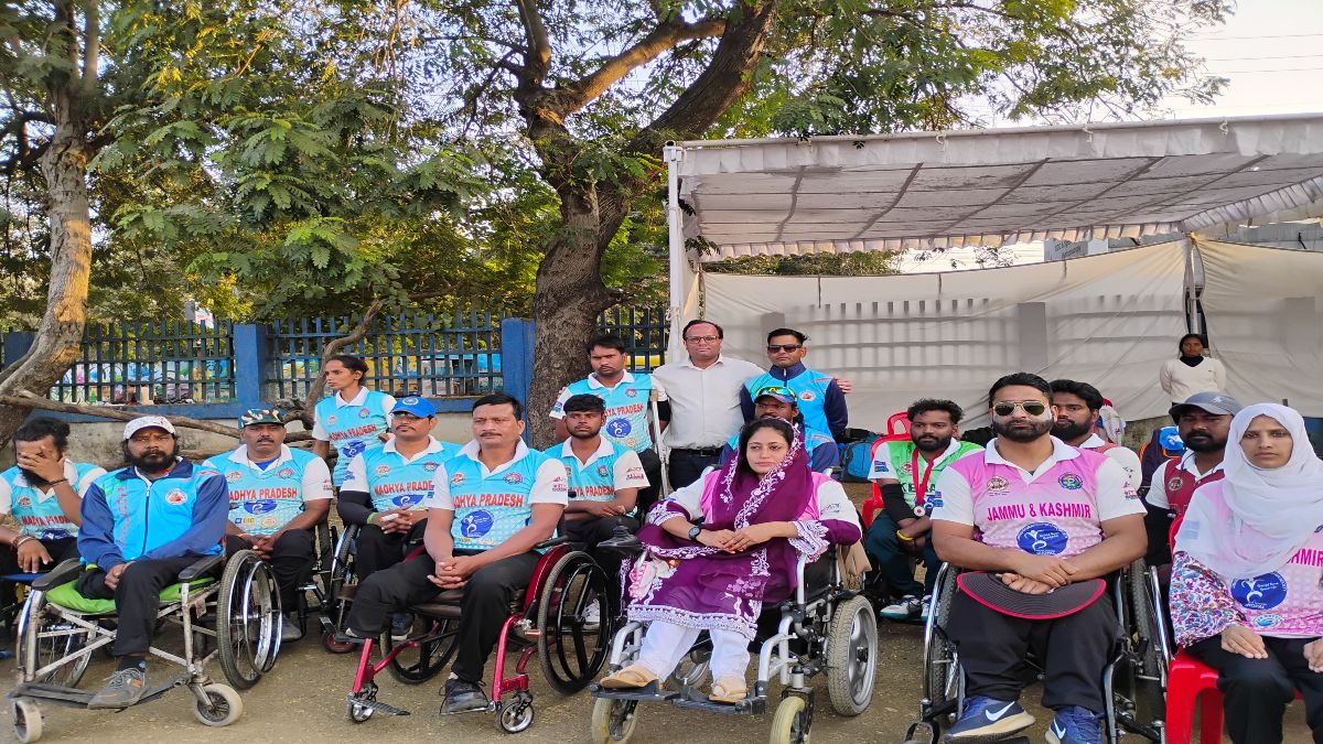 Bhopal Divyang Cricket: दिव्यांगों के चौके छक्के से गूंज उठा स्टेडियम, हाथों से पैरों का काम फिर व्हील पर लगाम, मैदान पर दिखा अलग ही नजारा 