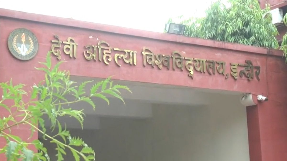 देवी अहिल्या विश्वविद्यालय का फरमानः अब सरस्वती पूजन के बाद शुरू होगा काम, आदेश जारी