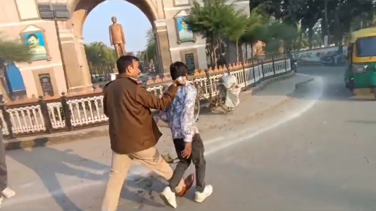 ‘तेरी…मजाक समझ रखा है क्या’? TI ने कांग्रेसी कार्यकर्ता की कॉलर पकड़कर की गाली गलौज, जानिए गालीबाज पुलिस वाले ने क्यों की अभद्रता