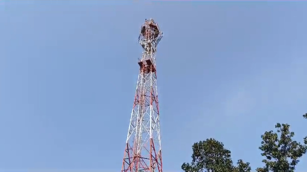 नक्सलियों की कैसे मिलेगी सूचना ? MP के नक्सल प्रभावित गावों में नेटवर्क से जूझ रहे ग्रामीण, BSNL का टावर तो है, लेकिन सुविधा नहीं