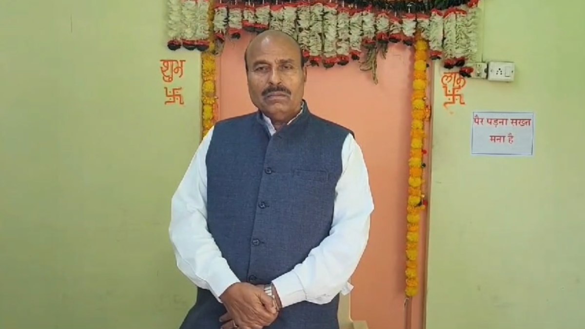 ‘पैर छूने वालों की नहीं होगी सुनवाई’, केंद्रीय मंत्री का अजब-गजब फरमान, ऑफिस और घर में चस्पा किया नोटिस, लोगों को दी ये सख्त हिदायत