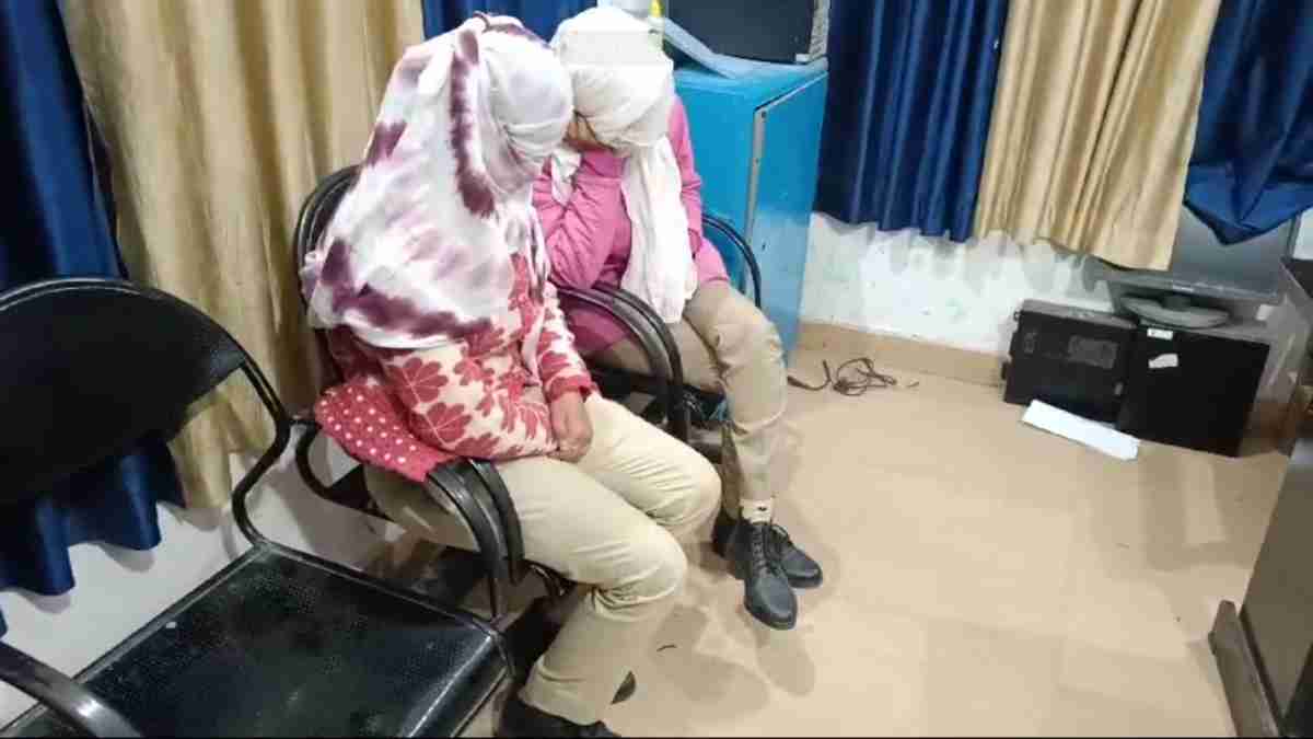 जब असली से हुआ नकली पुलिस का सामना: वर्दी पहनकर 2 महिलाएं कर रही थी वसूली, लाडली लक्ष्मी पथ से पुलिस ने किया गिरफ्तार