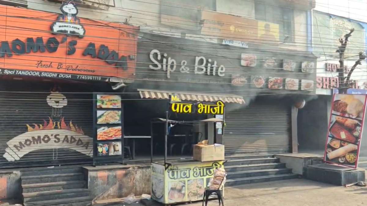 Fire In Cafe : कैफे में लगी आग, ऊपर अस्पताल में मचा हड़कंप, मौके पर पहुंची फायरब्रिगेड की गाड़ी…