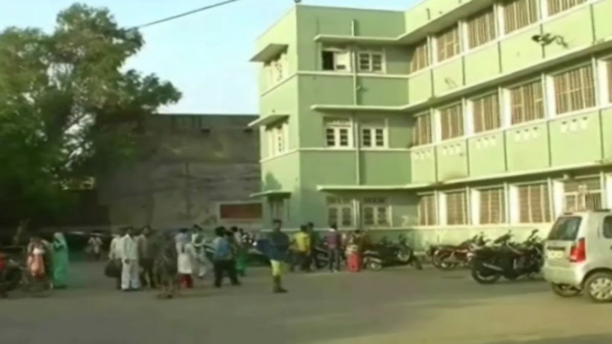 बच्चों के ICU में शार्ट सर्किट से उठी चिंगारी, अस्पताल में मची अफरा-तफरी, गार्ड की  सूझबूझ से बड़ा हादसा टला  