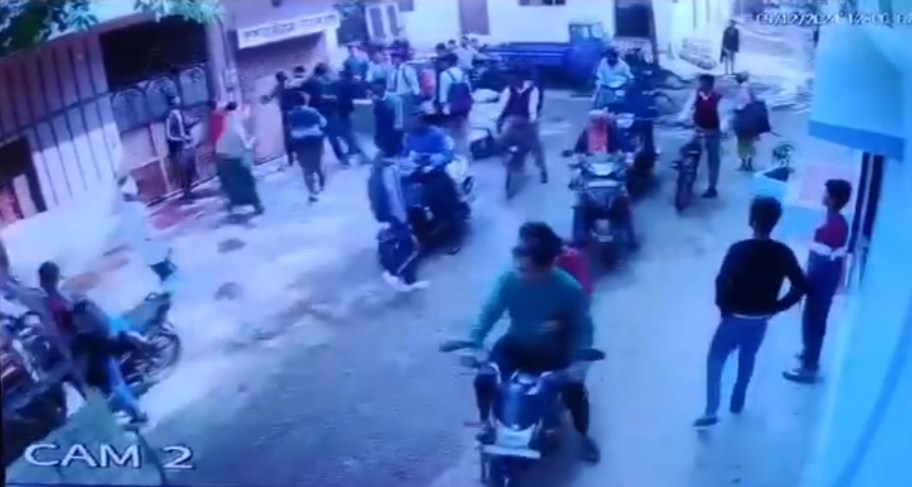 स्कूल बना अखाड़ा: वर्चस्व को लेकर आपस में भिड़े 9-10वीं के छात्र, बाहर से साथियों को बुलाकर बेदम पीटा, घटना CCTV में कैद