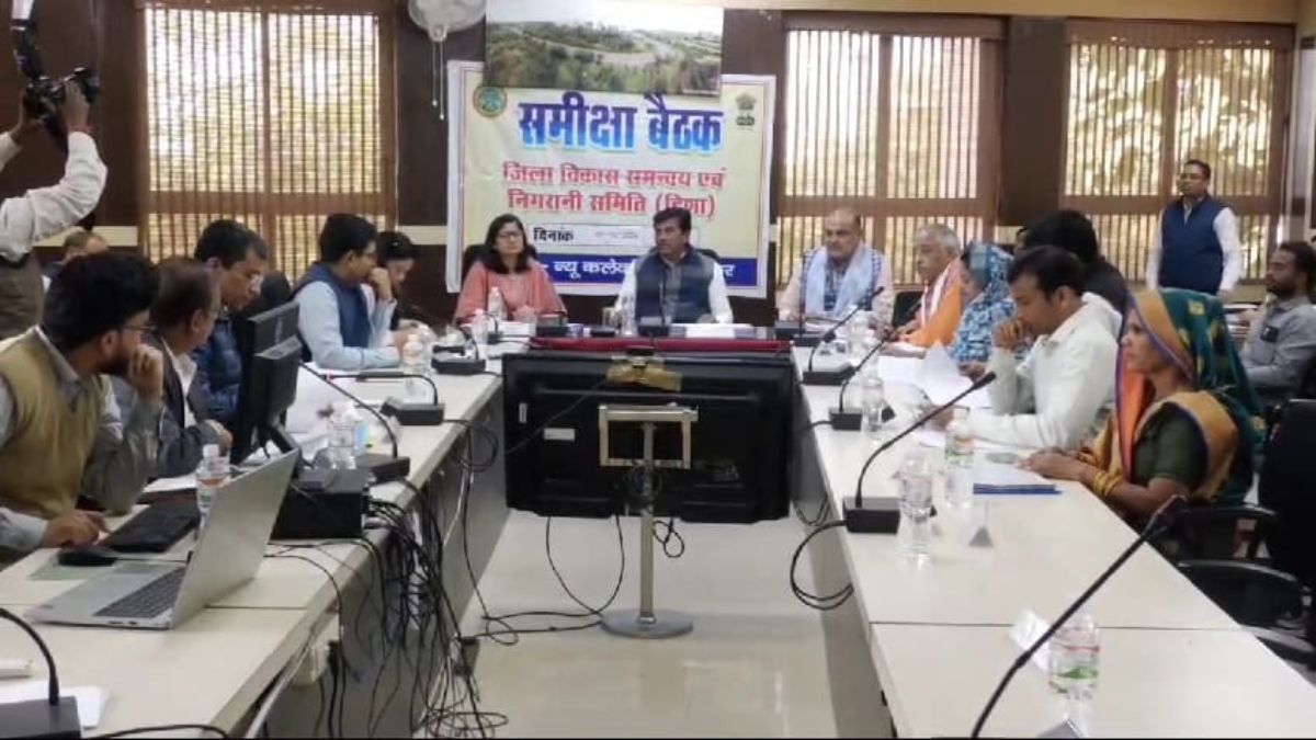 ग्वालियर कलेक्ट्रेट में हुई दिशा की बैठक: सांसद भारत सिंह कुशवाह ने की विभागों के कार्यों की समीक्षा, चंबल वाटर प्रोजेक्ट का मुद्दा भी छाया