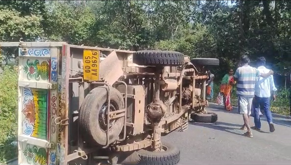 बड़ी खबर: पिकअप वैन पलटी… 1 की मौत, 30 घायल