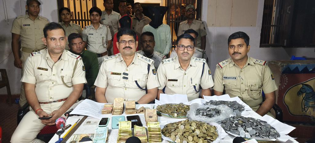 भक्त बनकर मंदिर में चोरी करते थे पति-पत्नी… पुलिस को मिले इतने सिक्के कि गिनते-गिनते थक गई पुलिस!