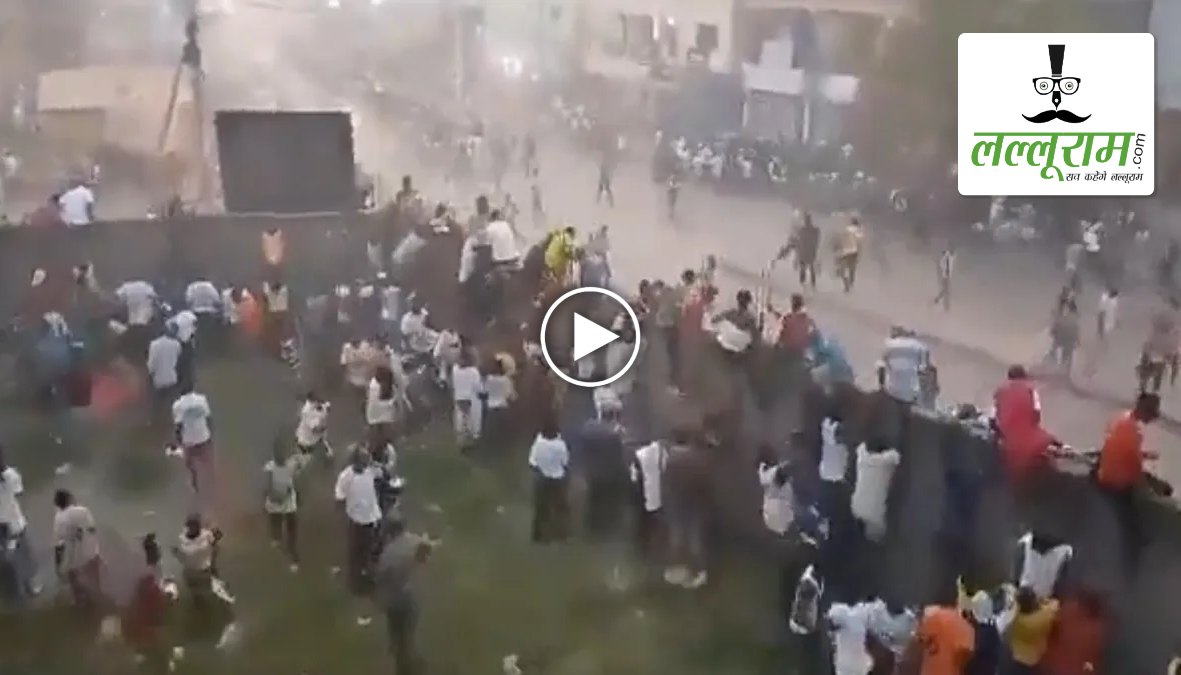 फुटबॉल के मैदान पर ‘खूनी’ खेल: मैच के दौरान रेफरी के विवादित निर्णय के बाद भड़की हिंसा, 100 से अधिक की हुई मौत, देखें VIDEO