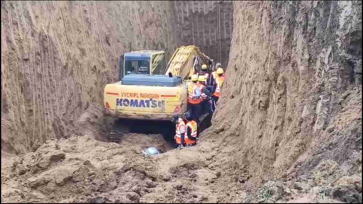 Guna Borewell Accident: 10 साल के सुमित को बचाने की जंग जारी, JCB और 2 पोकलेन मशीन से किया गड्ढा, टनल बनाने का काम कर रही रेस्क्यू टीम