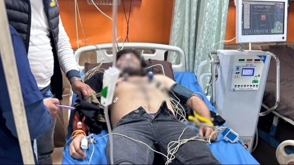 बदमाशों ने युवक को मारी गोली: सीने को चीरकर आरपार निकाली, गंभीर हालत में अस्पताल में भर्ती