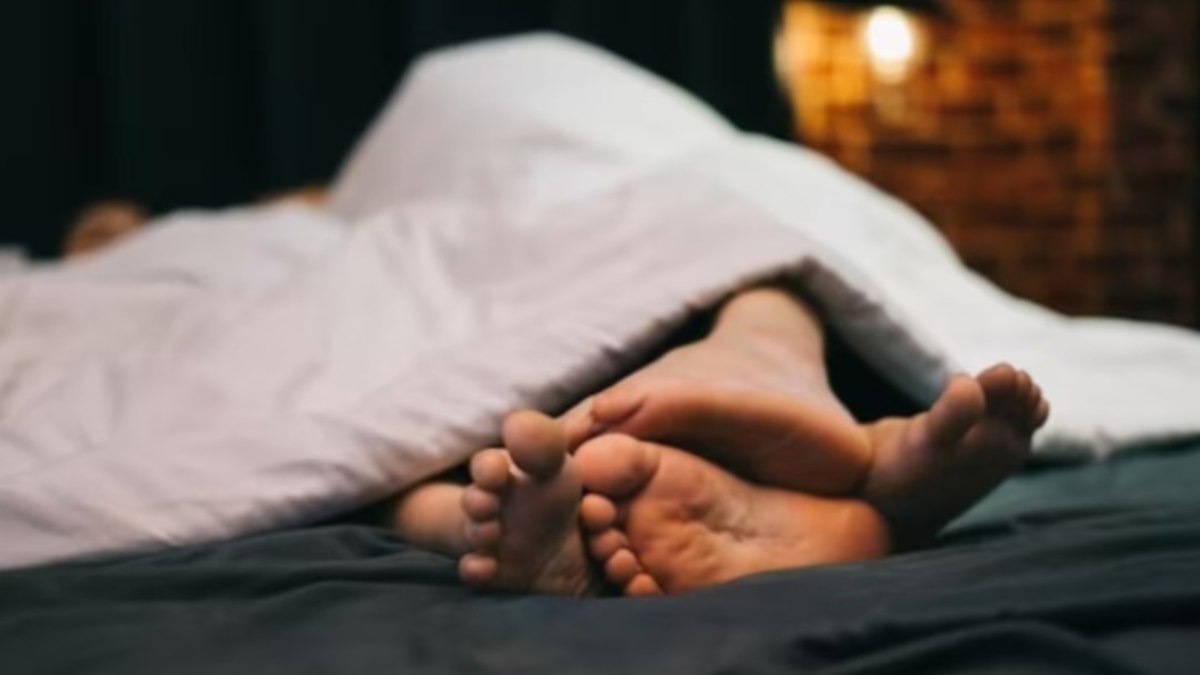 प्रेमी संग बिस्तर में इश्क़ लड़ा रही थी पत्नी, आपत्तिजनक हालत में देखते ही पति का खौल उठा खून, फिर…