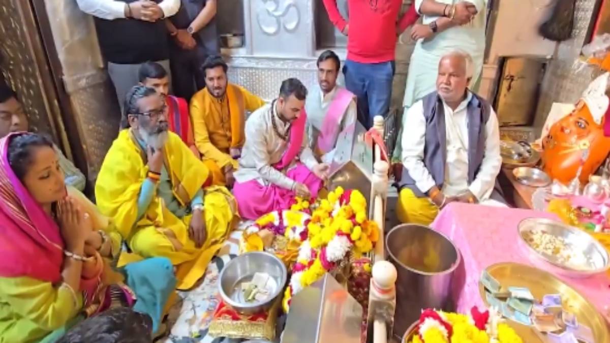 MP पहुंचे झारखंड के सीएम हेमंत सोरेन: विश्व प्रसिध्द मां बगलामुखी मंदिर के किए दर्शन, पत्नी संग विधि विधान से की पूजा-अर्चना