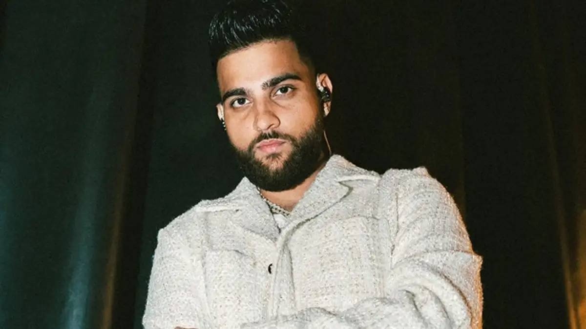 Diljit Dosanjh के बाद Karan Aujla के खिलाफ दर्ज हुई शिकायत, पंजाबी सिंगर पर लगा शराब और ड्रग्स को प्रमोट करने का आरोप …