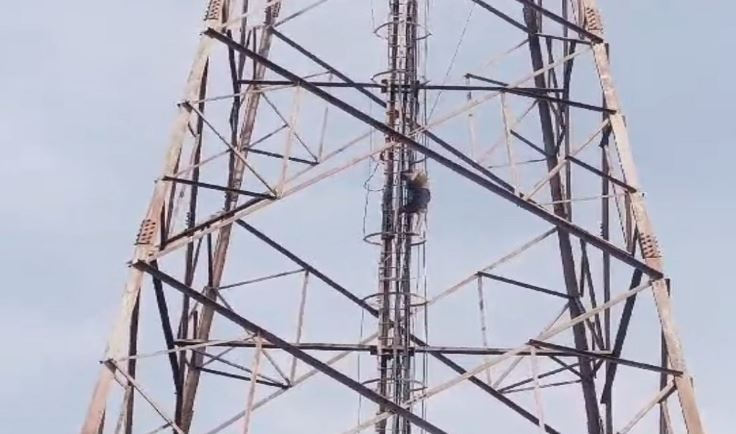 अनुगुल जिले में नशे में धुत युवक ने टावर पर चढ़कर किया ड्रामा !