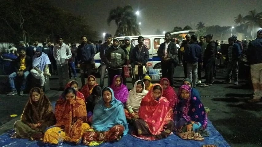 पारादीप बंदरगाह पर दुर्घटना में श्रमिक की मौत, परिवार ने गेट के सामने शव रखकर किया हड़ताल