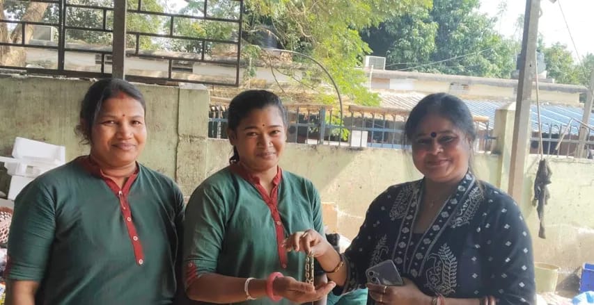 सफाई कर्मचारी की ईमानदारी… कूड़ेदान से मिले सोने के आभूषण को मालिक को लौटाया !