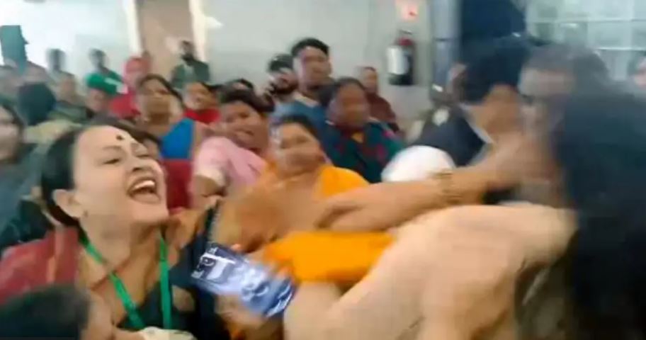 भुवनेश्वर : स्थापना दिवस समारोह के दौरान बीजद पार्टी कार्यकर्ताओं के बीच हाथापाई