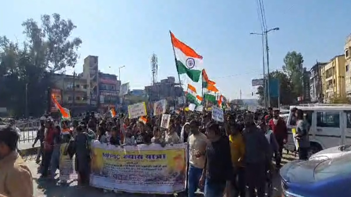 MPPSC के खिलाफ छात्रों का प्रदर्शन: इंदौर में लोक सेवा आयोग कार्यालय का किया घेराव, जानिए क्या है मांगे   