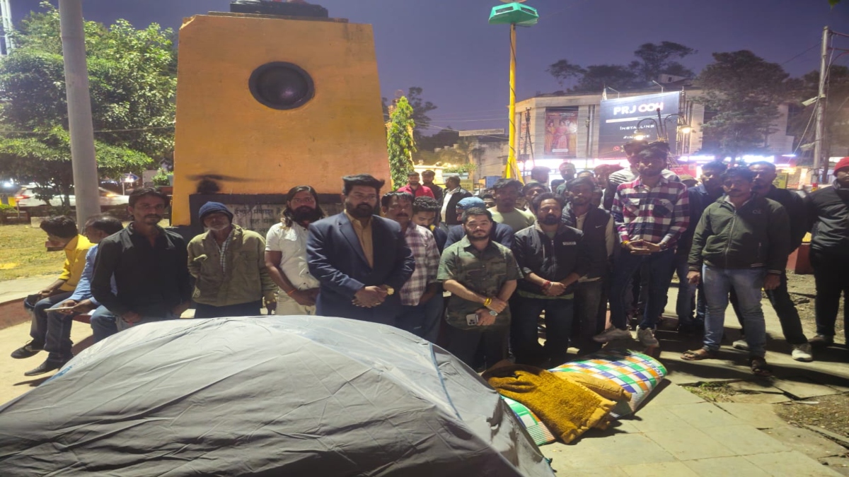 कन्फेक्शनरी कारोबारी और NRI के बीच विवाद ने पकड़ा तूल: अब संजय जैसवानी का बेटा भी हड़ताल पर बैठा, लगाए गंभीर आरोप