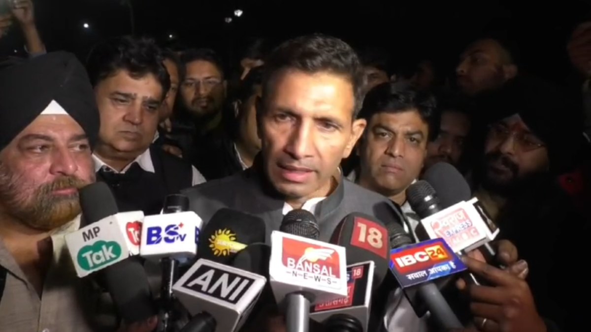 ‘हिंसक पार्टी बनती जा रही बीजेपी’, BJYM कार्यकर्ताओं ने कांग्रेस कार्यालय के बाहर किया प्रदर्शन, चप्पल, ऑयल-पेट्रोल के फेंके पैकेट, PCC चीफ ने बोला हमला