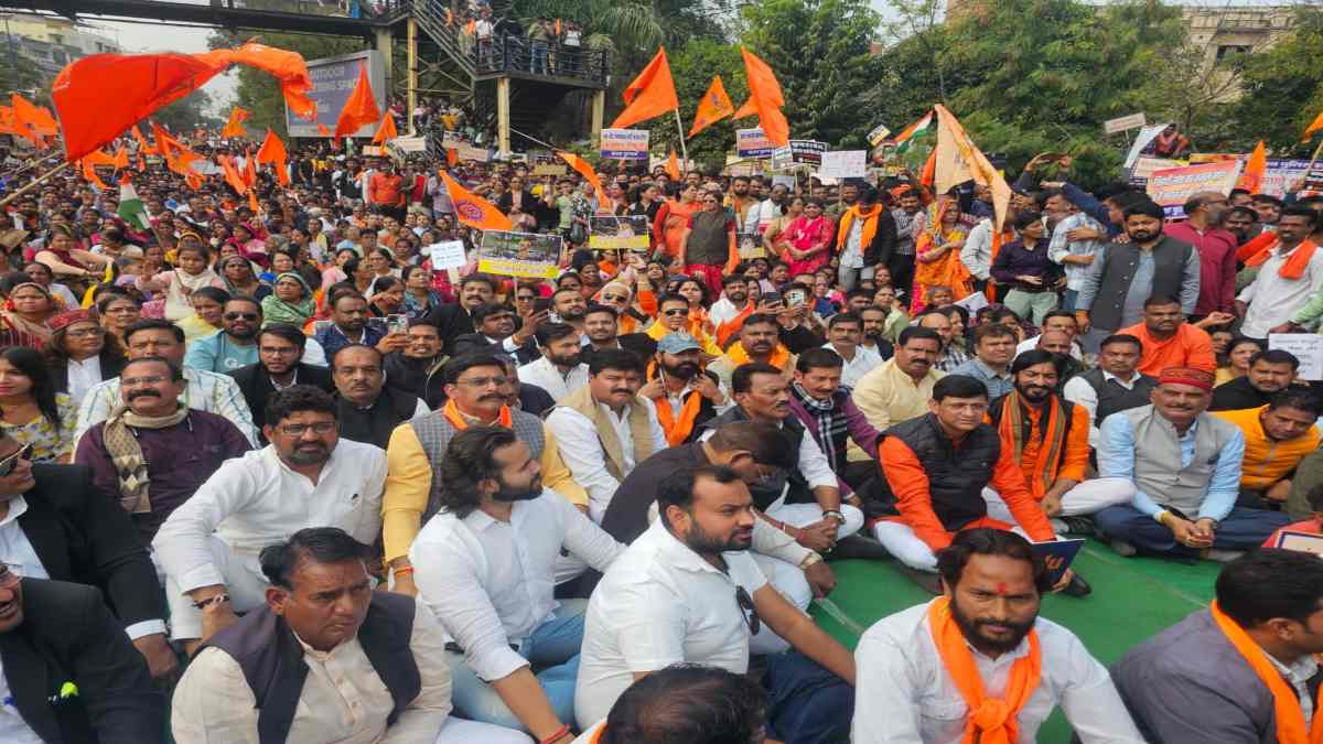 इंदौर में 2002 के बाद संघ का ऐतिहासिक प्रदर्शन: बांग्लादेश में हिंदुओं पर अत्याचार के खिलाफ सड़कों पर उतरे 4 लाख से ज्यादा लोग, केंद्र सरकार से की ये मांग