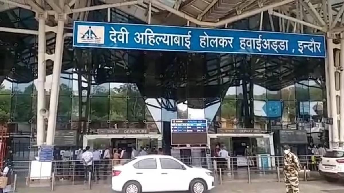 इंदौर एयरपोर्ट पर कई देशों की विदेशी मुद्रा जब्तः एयर इंडिया से शारजाह जा रहे व्यक्ति के पास 26 लाख बरामद