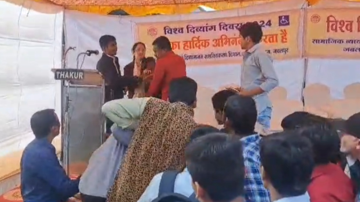 दिव्यांग छात्र ने डिप्टी कलेक्टर से छीना माइक: सुविधाएं न मिलने से फूट पड़ा सब्र का बांध, प्रशासन के खिलाफ लगाए मुर्दाबाद के नारे