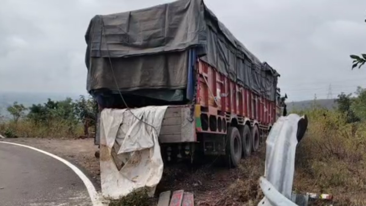 हद है… गाड़ी को बचाने के चक्कर में ट्रक हुआ दुर्घटनाग्रस्त, बासमती चावल के कट्टे उठा ले गए लोग