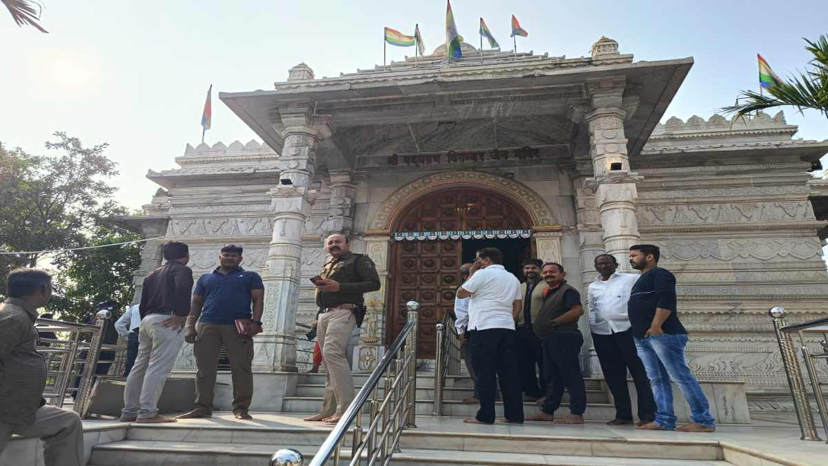 Raipur Crime : चोरों ने जैन मंदिर में बोला धावा, कीमती कलश, छत्र समेत अन्य आभूषणों पर किया हाथ साफ…