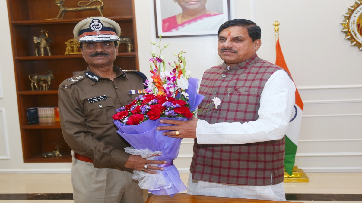 मुख्यमंत्री डॉ. मोहन यादव से मिले MP के नवनियुक्त पुलिस महानिदेशक कैलाश मकवाना, नए दायित्व के लिए CM ने दीं शुभकामनाएं  