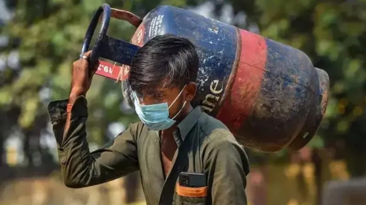 LPG Cylinder Price Hike: एलपीजी सिलेंडर हुआ महंगा, दिसंबर महीने की पहली तारीख को लगा महंगाई का झटका, रायपुर से मुंबई तक अब ये नया रेट