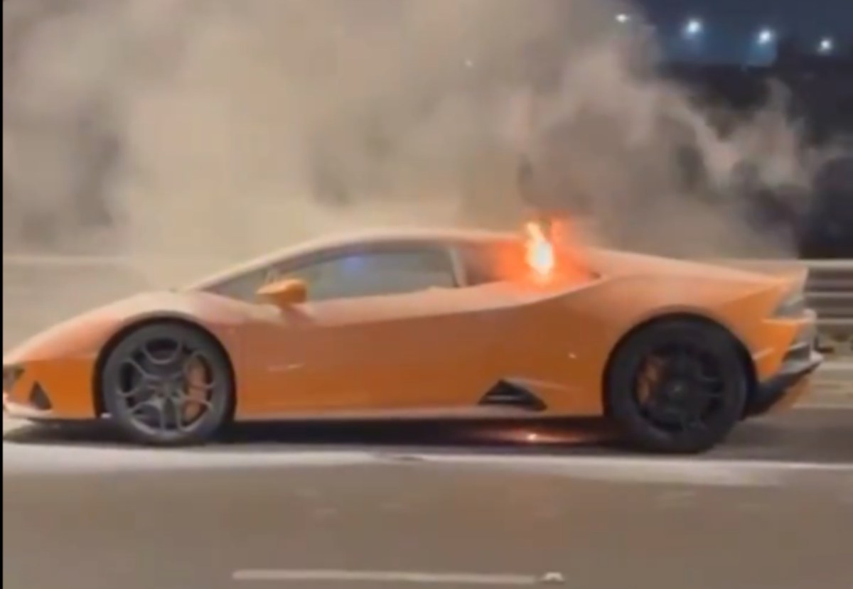 Burning Lamborghini Car Video: सड़क पर चलते हुए धू-धू कर जली 3 करोड़ की लग्जरी कार ‘लेम्बोर्गिनी’, बिजनेस टाइकून गौतम सिंघानिया ने शेयर किया वीडियो