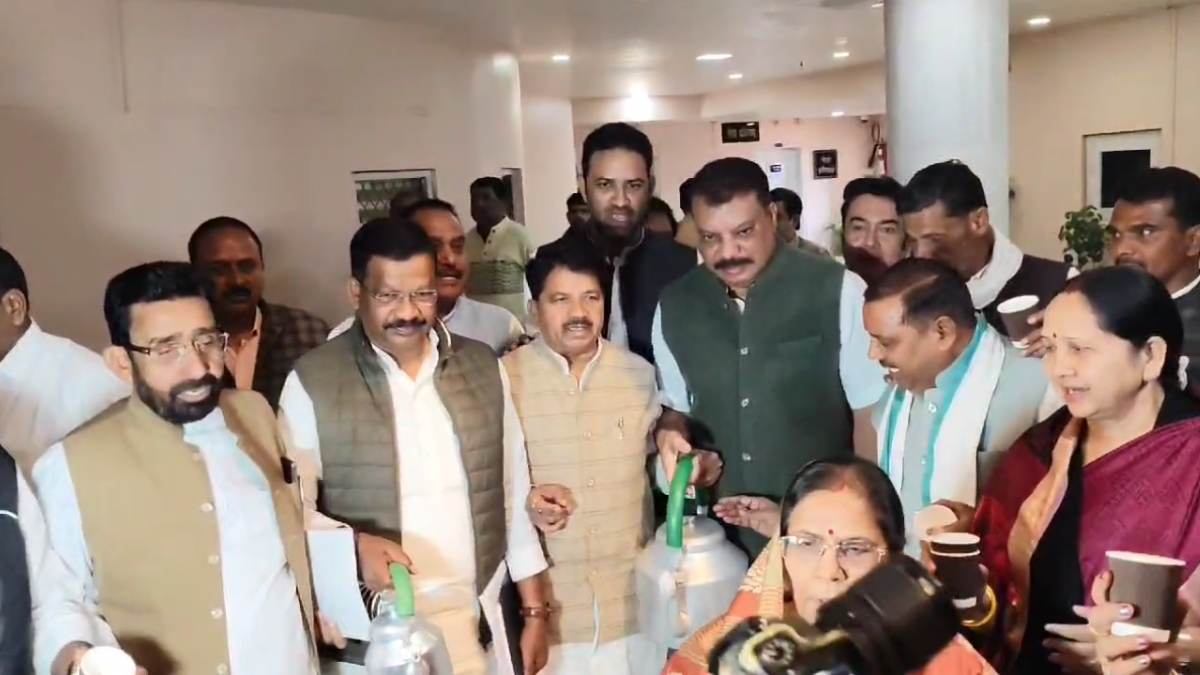 MP Assembly Winter Session: शराब के बोतलों की माला पहनकर पहुंचे विधायक, नेता प्रतिपक्ष ने बांटी चाय, विधानसभा में कांग्रेस का अनोखा प्रदर्शन