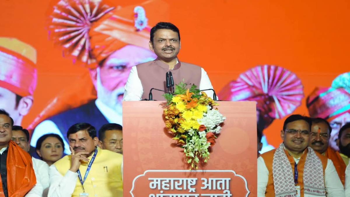 CM डॉ मोहन महाराष्ट्र के मुख्यमंत्री के शपथ ग्रहण समारोह में हुए शामिल, फडणवीस, शिंदे और अजीत पवार को दी बधाई, PM मोदी का किया अभिवादन