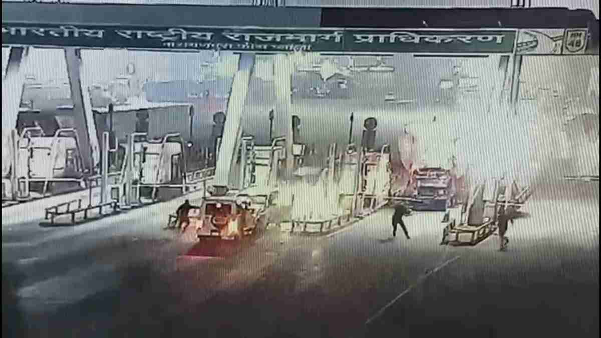 MP News: नीमच में नारकोटिक्स की टीम पर तस्कर ने की फायरिंग, टोल प्लाजा में फिल्मी स्टाइल में पकड़ाया आरोपी, 17 बैग अफीम का डोडा चूरा बरामद  