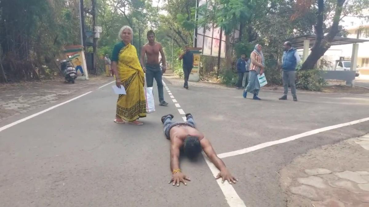 ‘हमारी भी सुन लो गुहार’, अर्धनग्न होकर जमीन पर लोटते हुए कलेक्ट्रेट के लिए निकले दो युवक, जनसुनवाई में पहुंचने से पहले ही तहसीलदार ने रोका