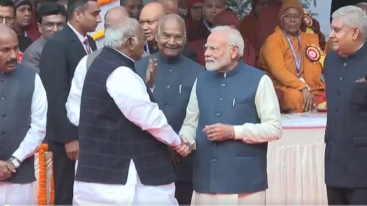 PM Modi-Mallikarjun Kharge Video: PM मोदी का हाथ पकड़कर ठहाका लगाकर बात करते दिखे मल्लिकार्जुन खड़गे, दो दिग्गज नेताओं का दुर्लभ वीडियो हुआ वायरल