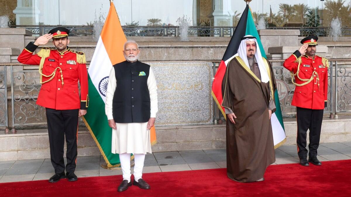 PM Modi Kuwait Visit: पीएम मोदी को कुवैत में मिला गार्ड ऑफ ऑनर, भारतीय कामगारों के साथ बैठकर खाना खाया