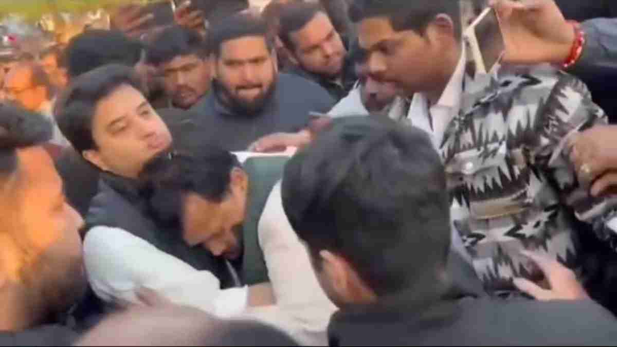 भाई की अंतिम यात्रा में भावुक हुए मंत्री प्रद्युम्न सिंह तोमर, ज्योतिरादित्य सिंधिया से लिपटकर फूट-फूट कर रोए