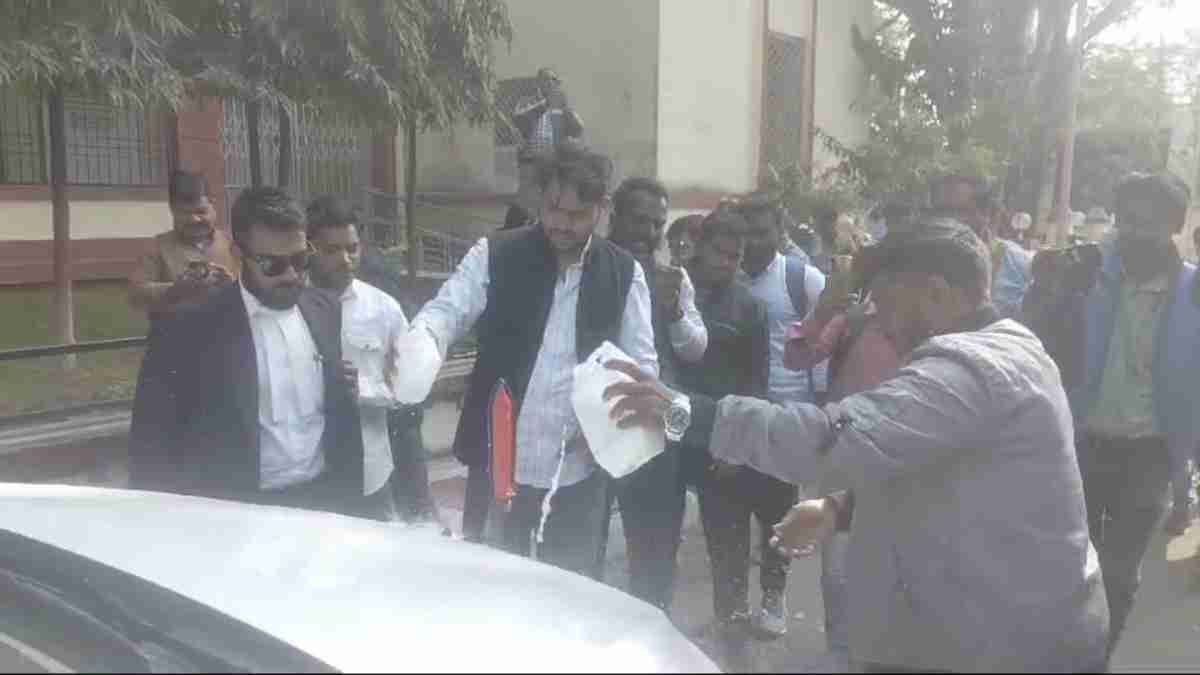 RDVV University NSUI Protest: दो नदियों के पवित्र जल और दूध से हुआ कुलपति की कार का शुद्धिकरण, कुर्सी की तरफ बढ़ रहे छात्र नेताओं को पुलिस ने रोका, जानिए विरोध की वजह