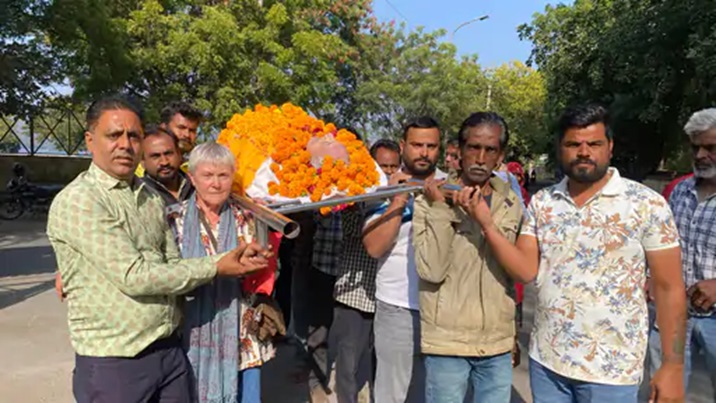 Rajasthan News: उदयपुर में फ्रांसीसी पर्यटक की मौत, हिंदू रीति-रिवाजों से किया गया अंतिम संस्कार