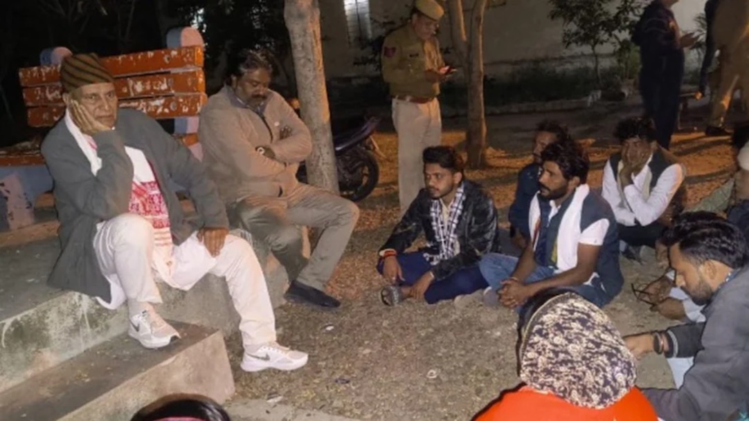 Rajasthan News: कड़ाके की ठंड में थाने के बाहर धरने पर बैठे रहे पूर्व मंत्री भरत सिंह कुंदनपुर