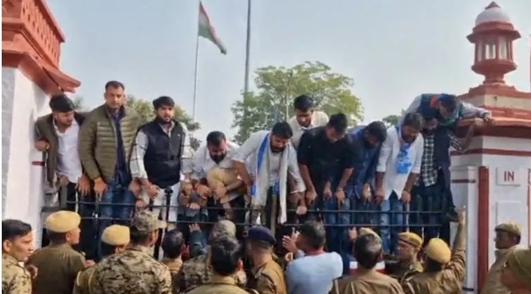 Rajasthan News: राजस्थान यूनिवर्सिटी के बाहर NSUI का जोरदार प्रदर्शन,12 से अधिक कार्यकर्ता हुए गिरफ्तार